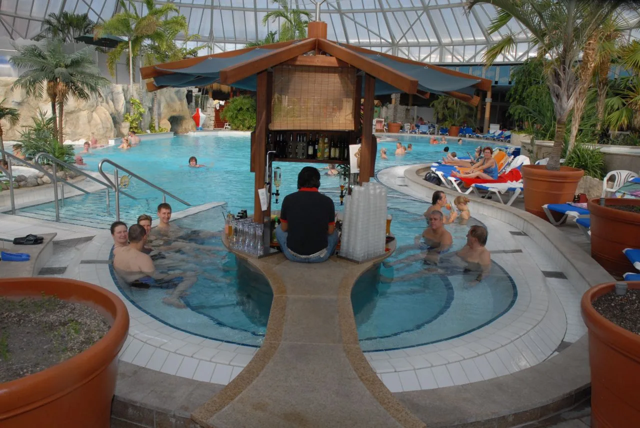 Piscina e pool bar alle Therme Erding