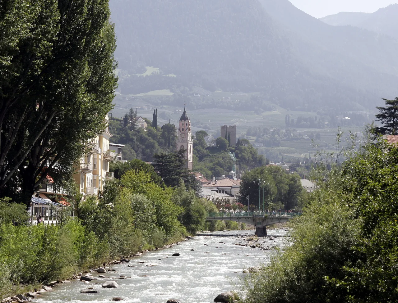 Il fiume Passirio tra gli edifici di Merano